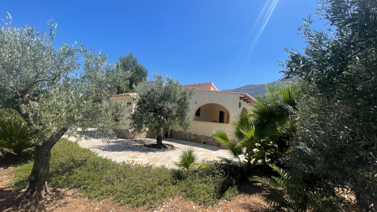 For sale in Parcent: Villa on a flat plot of 1346m2