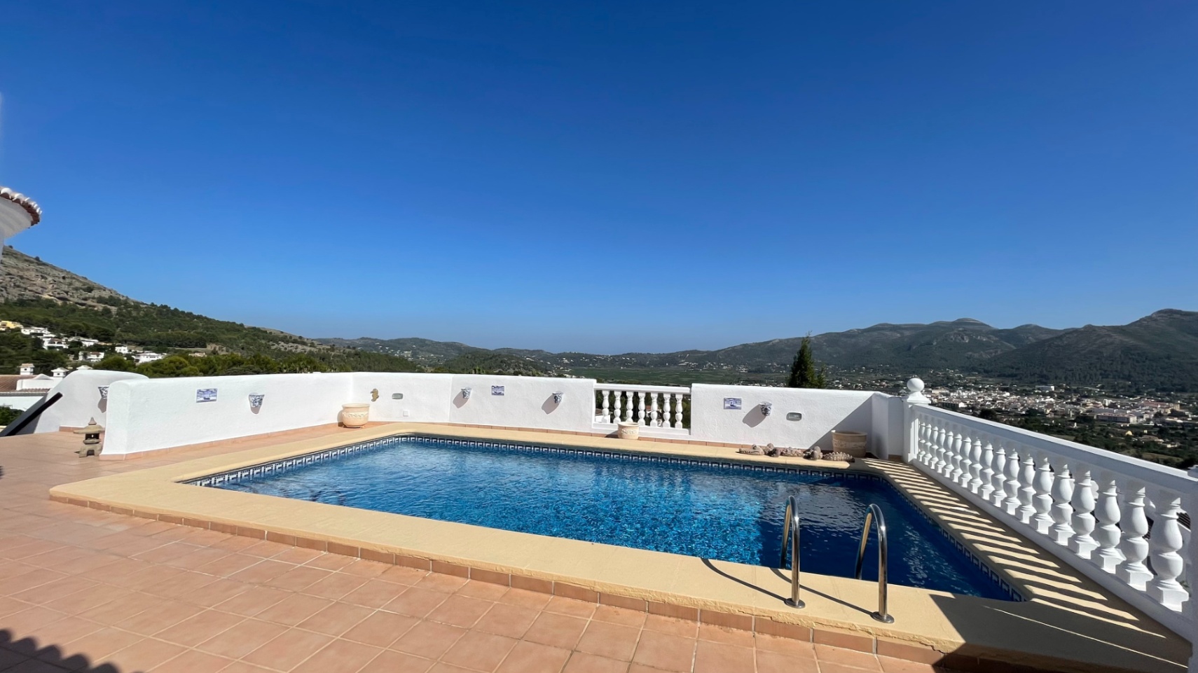 For sale in Jalon: Villa with south-facing  views